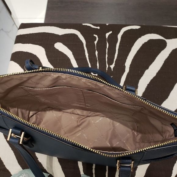 Michael Kors Charlotte Large Tote - Picture 6 of 8